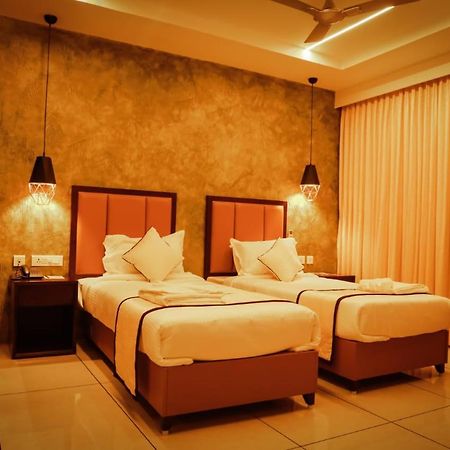 Hotel New York Square Kottayam Bagian luar foto