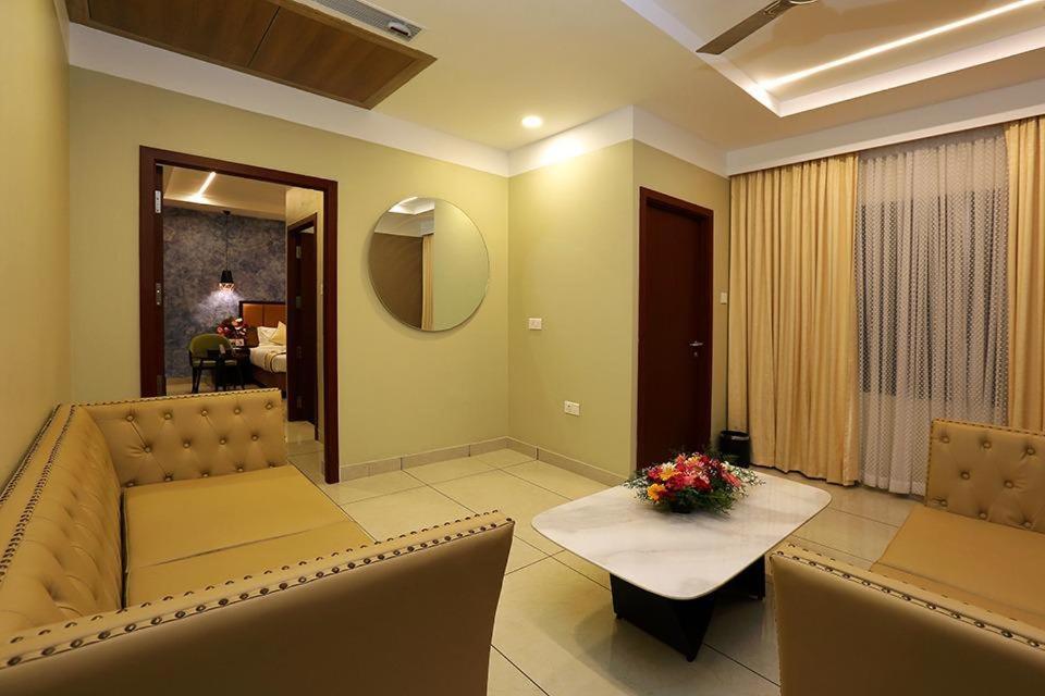 Hotel New York Square Kottayam Bagian luar foto