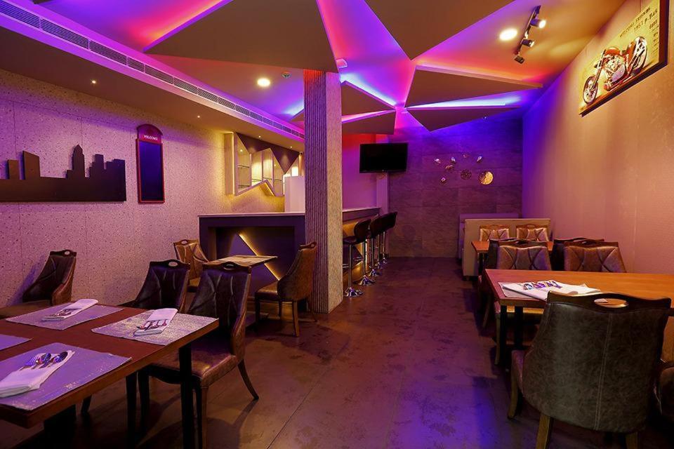 Hotel New York Square Kottayam Bagian luar foto