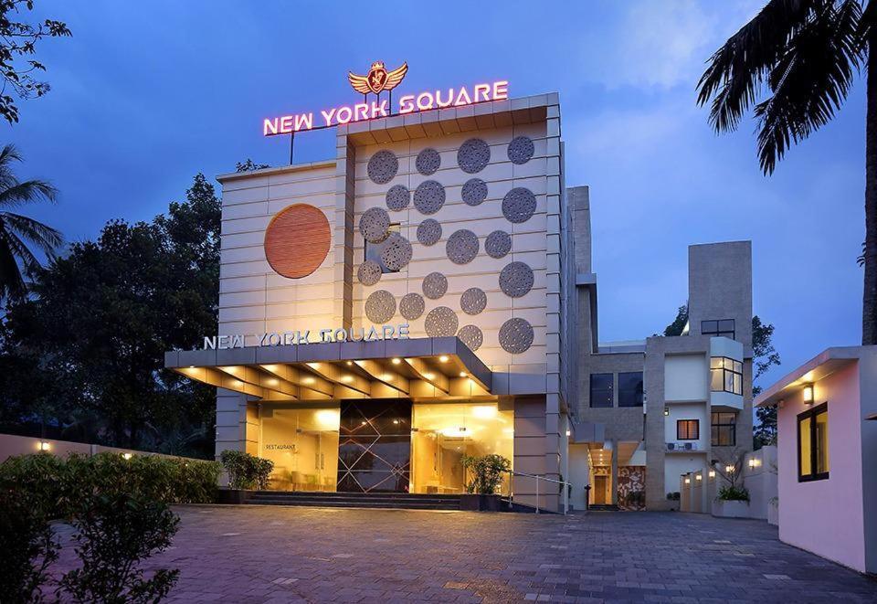 Hotel New York Square Kottayam Bagian luar foto