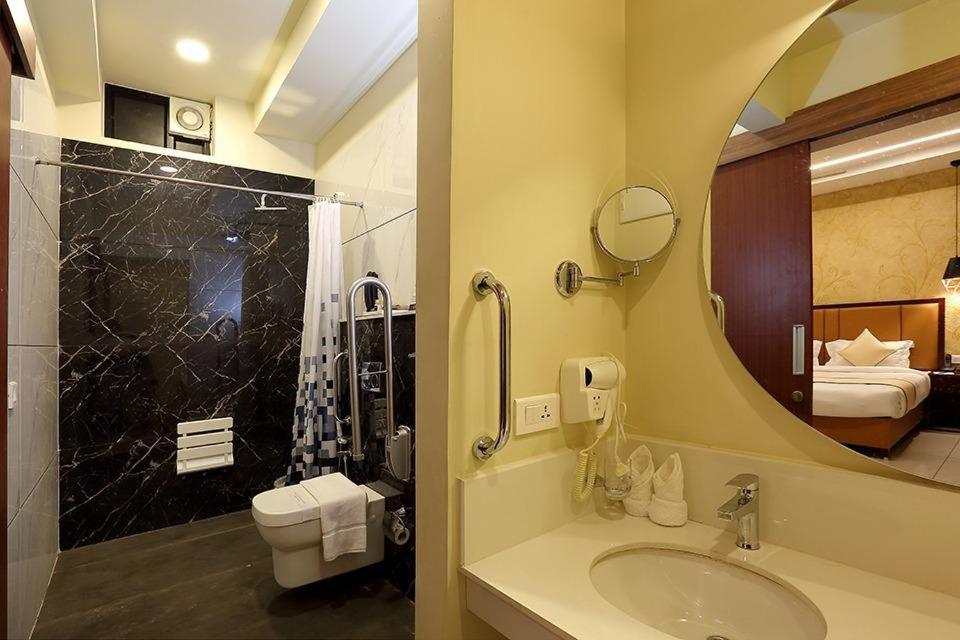 Hotel New York Square Kottayam Bagian luar foto