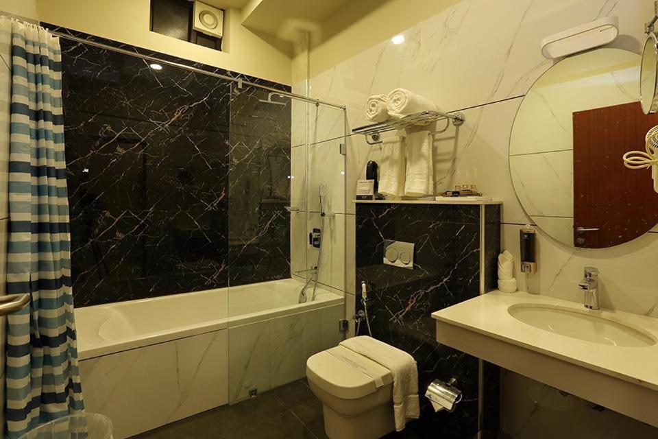 Hotel New York Square Kottayam Bagian luar foto