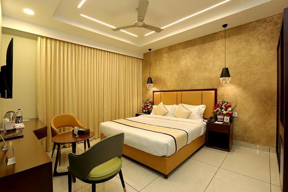 Hotel New York Square Kottayam Bagian luar foto