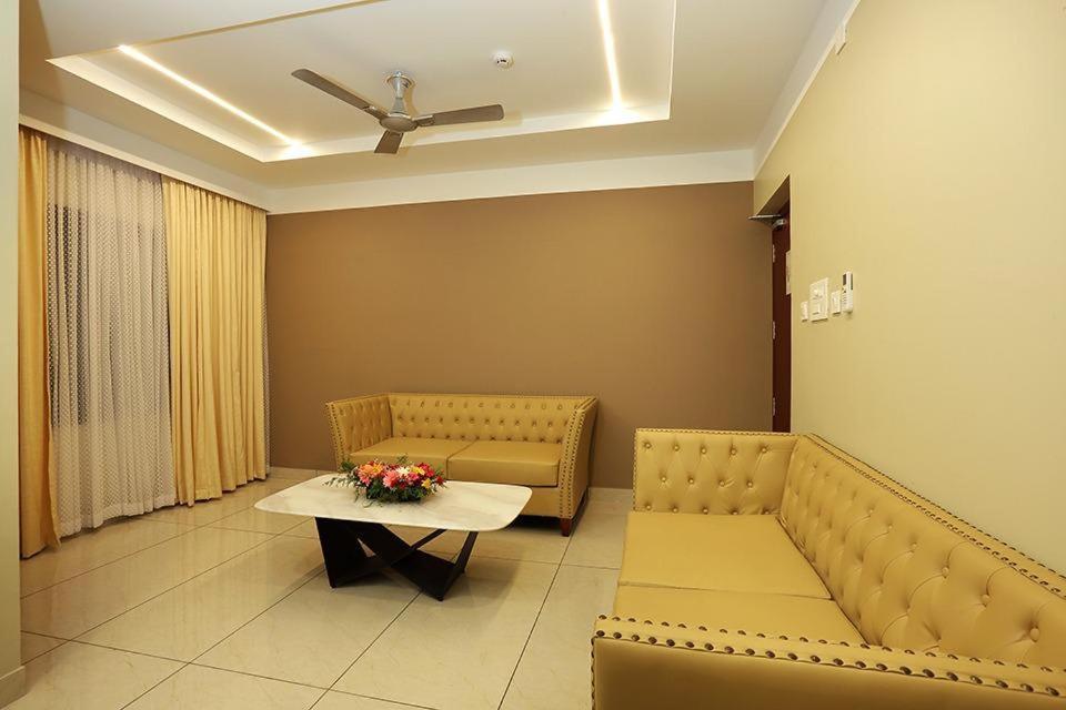 Hotel New York Square Kottayam Bagian luar foto