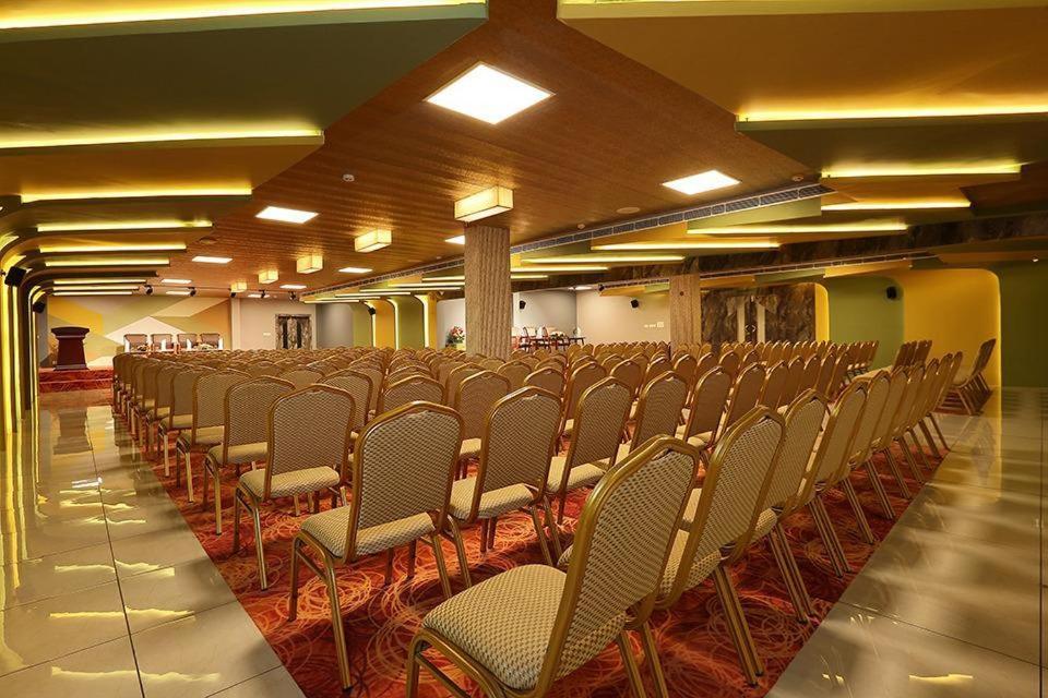 Hotel New York Square Kottayam Bagian luar foto
