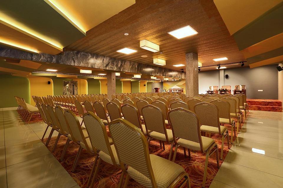 Hotel New York Square Kottayam Bagian luar foto