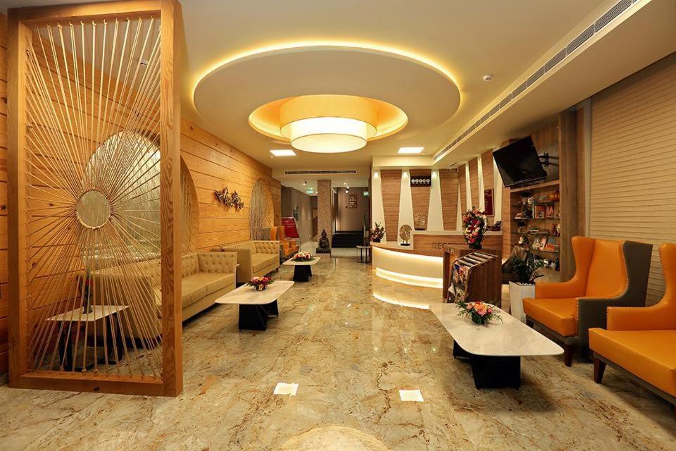 Hotel New York Square Kottayam Bagian luar foto