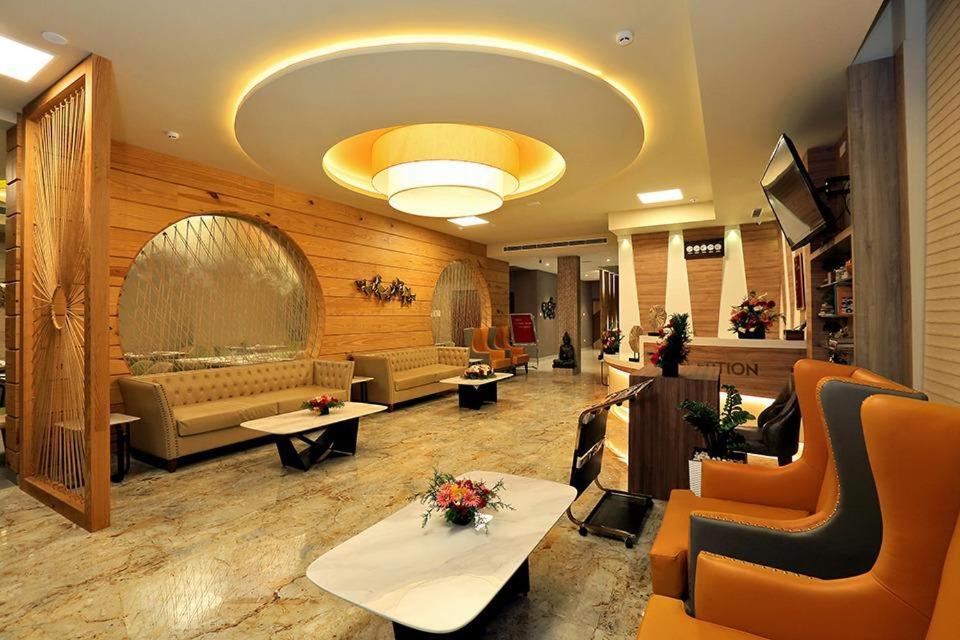 Hotel New York Square Kottayam Bagian luar foto