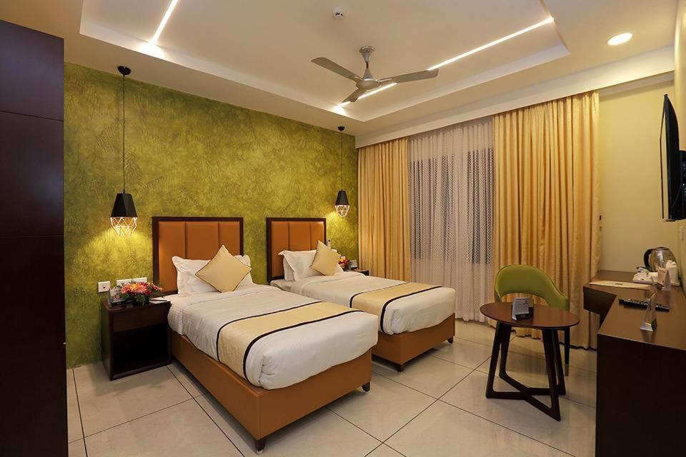 Hotel New York Square Kottayam Bagian luar foto