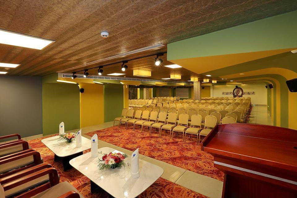 Hotel New York Square Kottayam Bagian luar foto