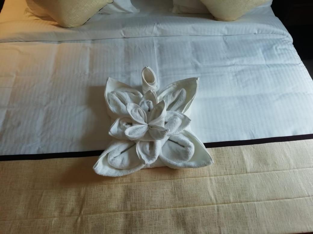 Hotel New York Square Kottayam Bagian luar foto