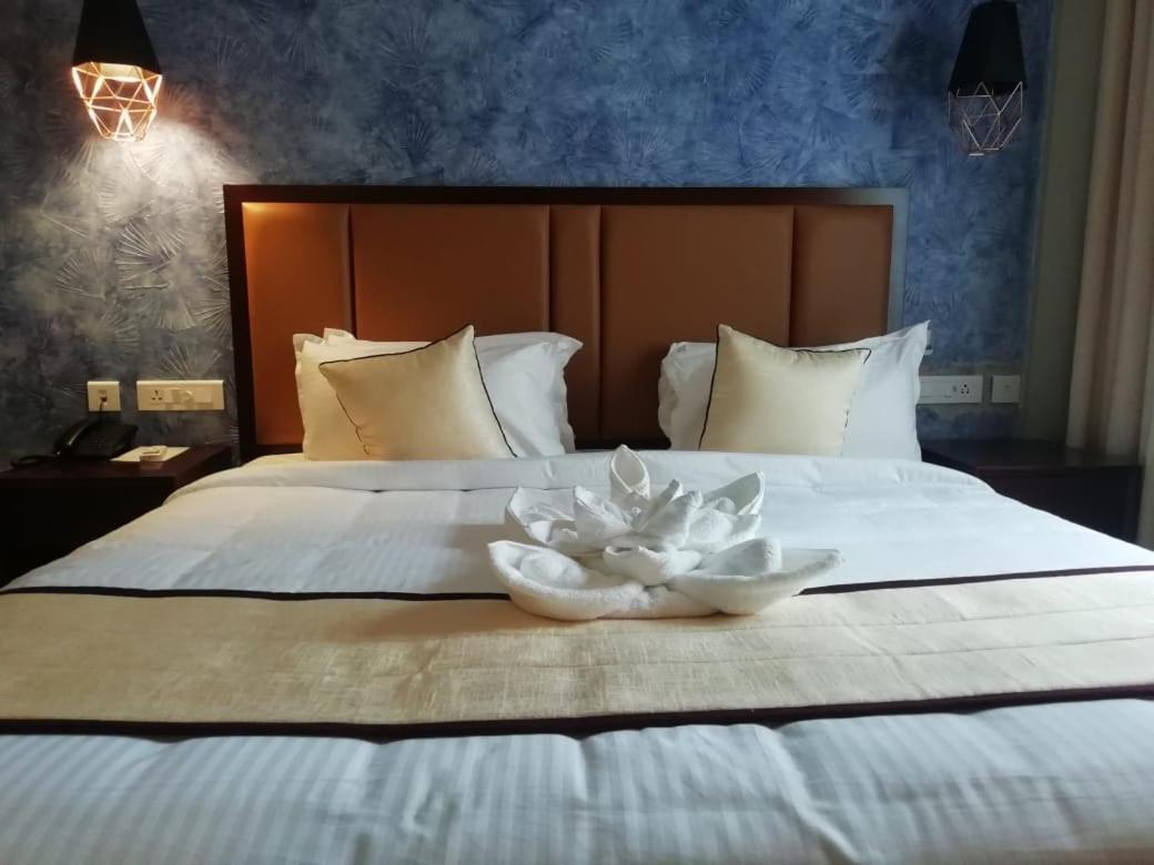 Hotel New York Square Kottayam Bagian luar foto
