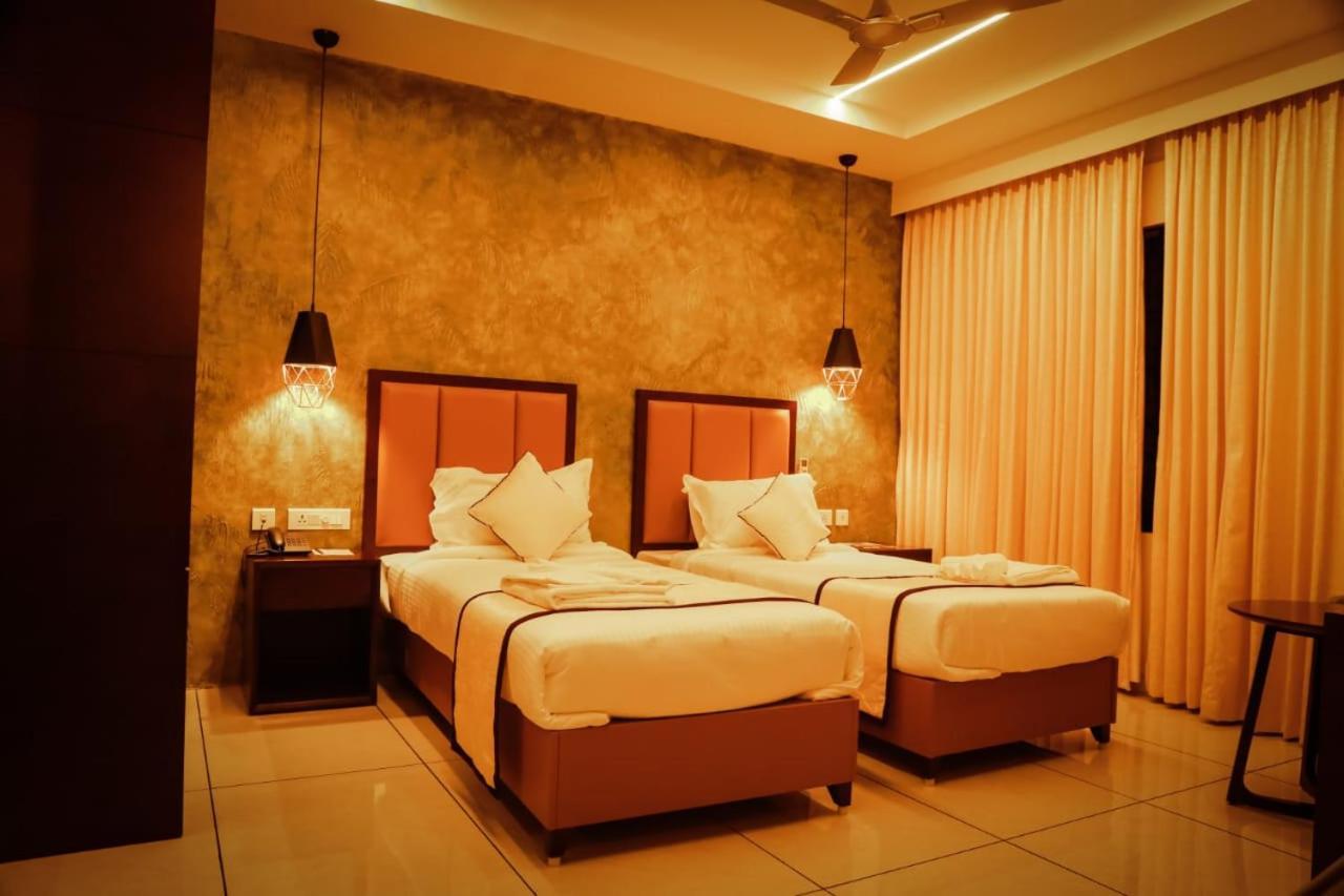 Hotel New York Square Kottayam Bagian luar foto
