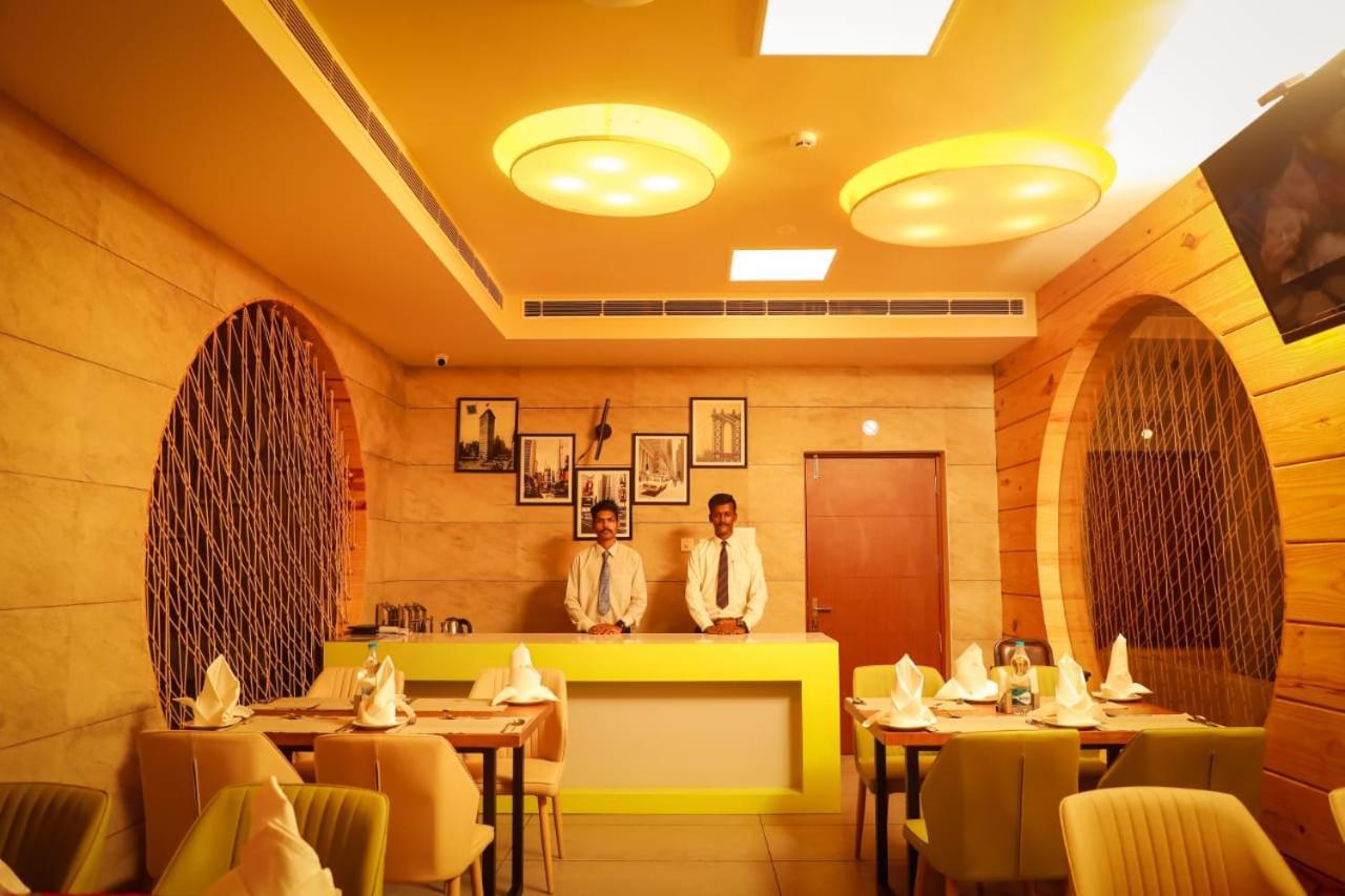 Hotel New York Square Kottayam Bagian luar foto
