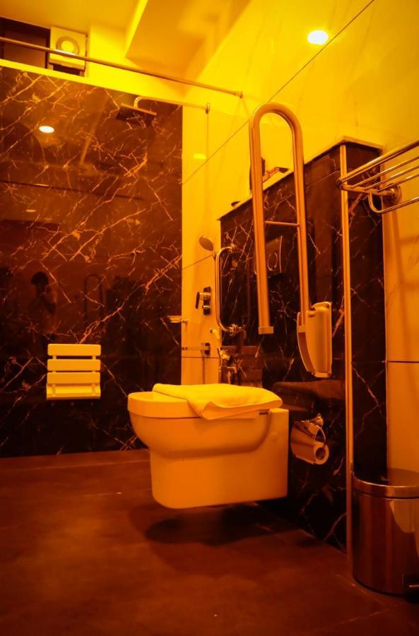 Hotel New York Square Kottayam Bagian luar foto