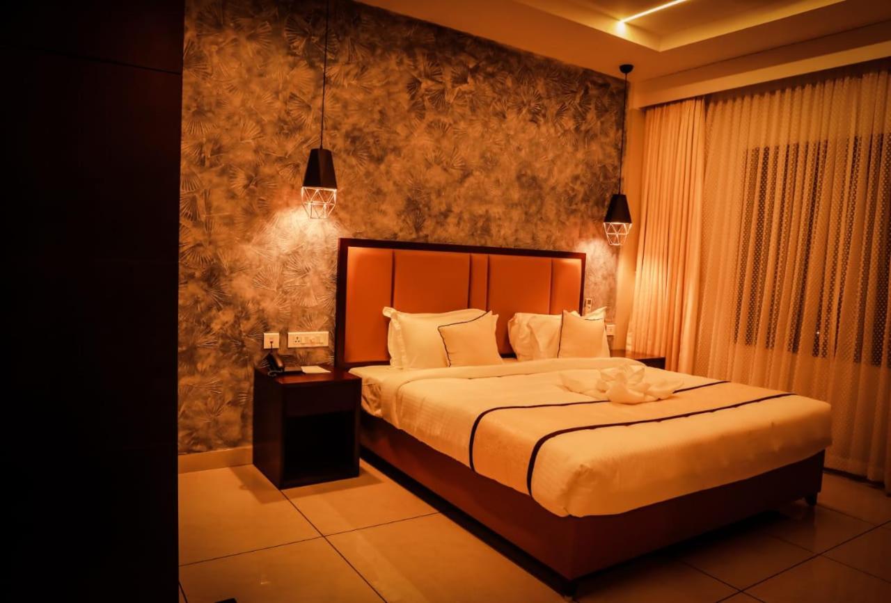 Hotel New York Square Kottayam Bagian luar foto