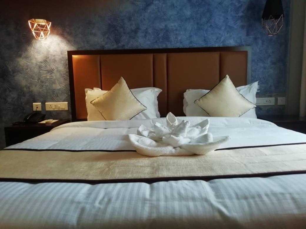 Hotel New York Square Kottayam Bagian luar foto