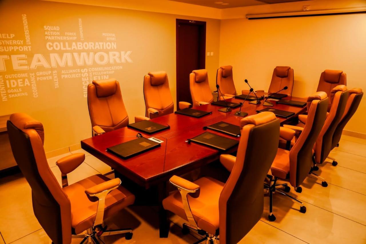 Hotel New York Square Kottayam Bagian luar foto