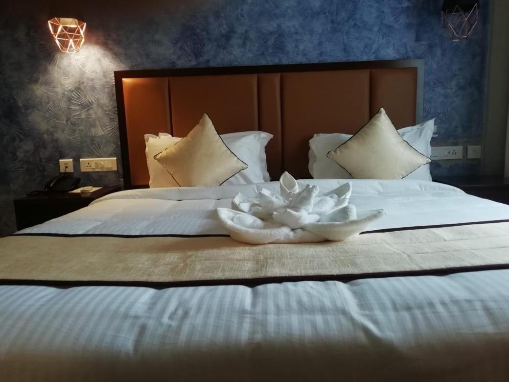 Hotel New York Square Kottayam Bagian luar foto