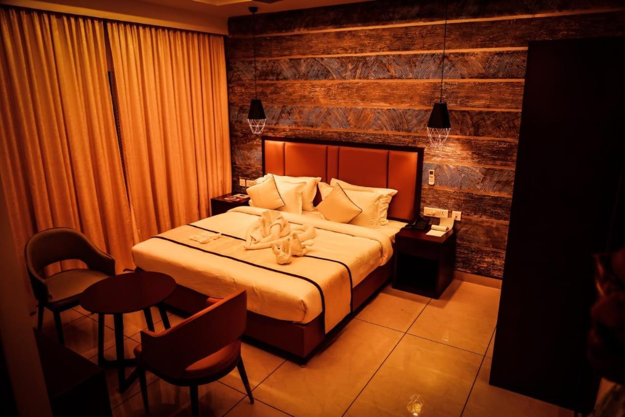 Hotel New York Square Kottayam Bagian luar foto