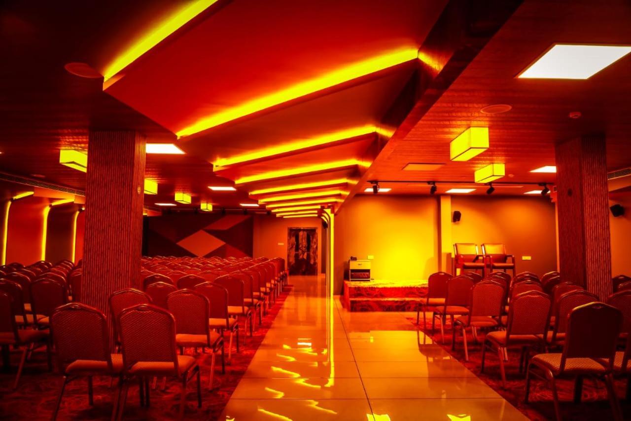Hotel New York Square Kottayam Bagian luar foto