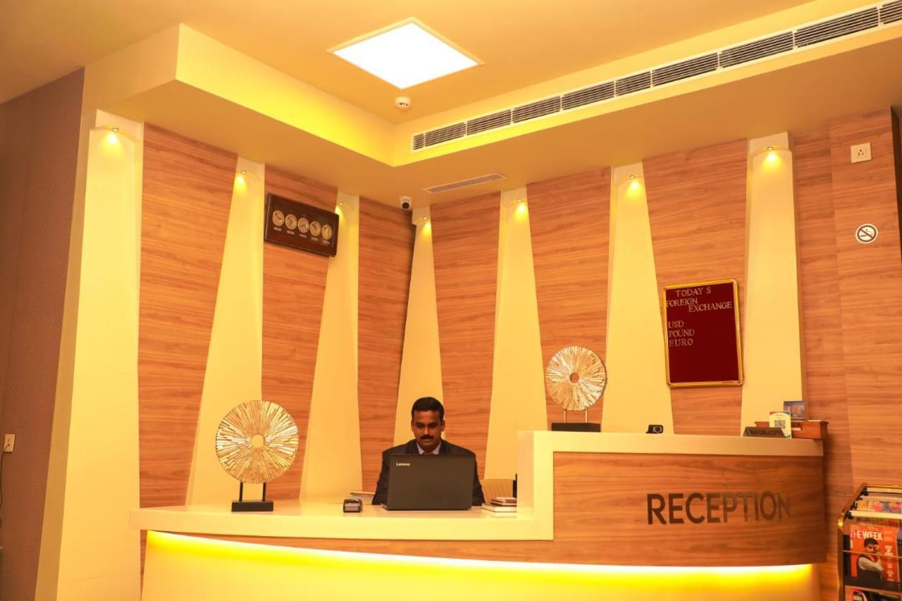 Hotel New York Square Kottayam Bagian luar foto